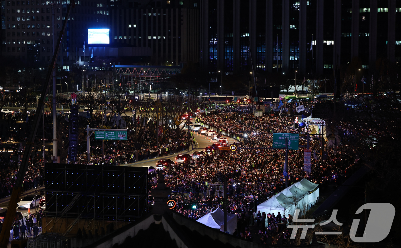 (서울=뉴스1) 김도우 기자 = 23일 서울 광화문광장 앞 도로에서 '김건희·윤석열 국정농단 규탄·특검 촉구 제4차 국민행동의 날'집회가 펼쳐지고 있다. 2024.11.23/뉴스1 …