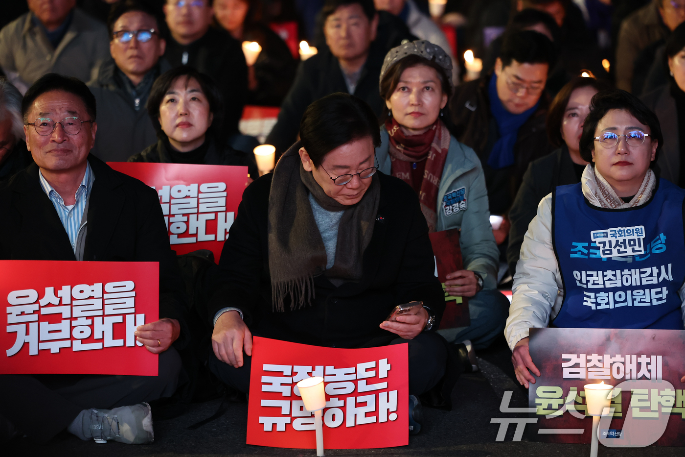 (서울=뉴스1) 김도우 기자 = 이재명 더불어민주당 대표가 23일 서울 광화문광장 앞 도로에서 열린 '김건희·윤석열 국정농단 규탄·특검 촉구 제4차 국민행동의 날'집회에서 핸드폰을 …