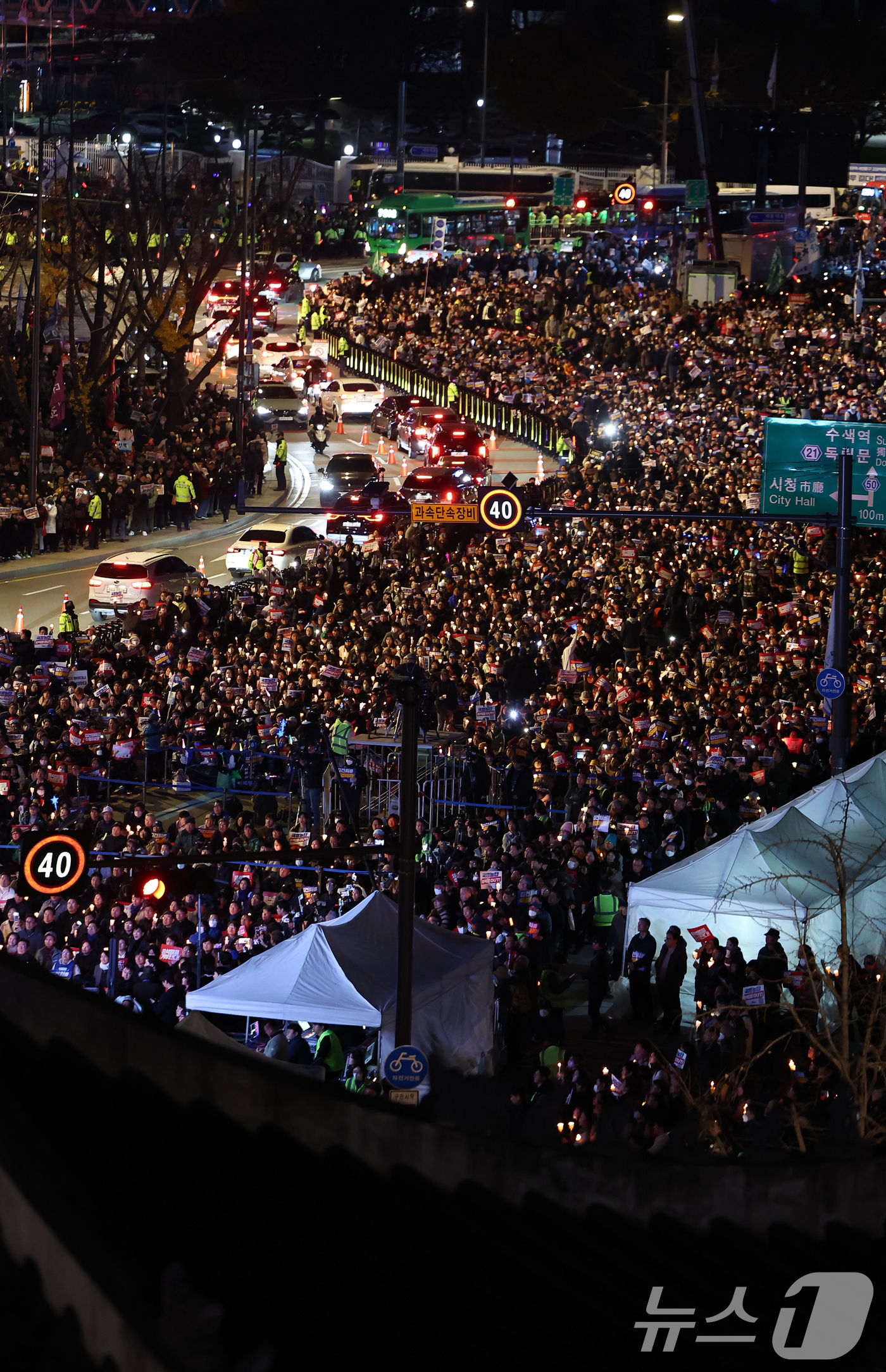 (서울=뉴스1) 김도우 기자 = 23일 서울 광화문광장 앞 도로에서 '김건희·윤석열 국정농단 규탄·특검 촉구 제4차 국민행동의 날'집회가 펼쳐지고 있다. 2024.11.23/뉴스1 …