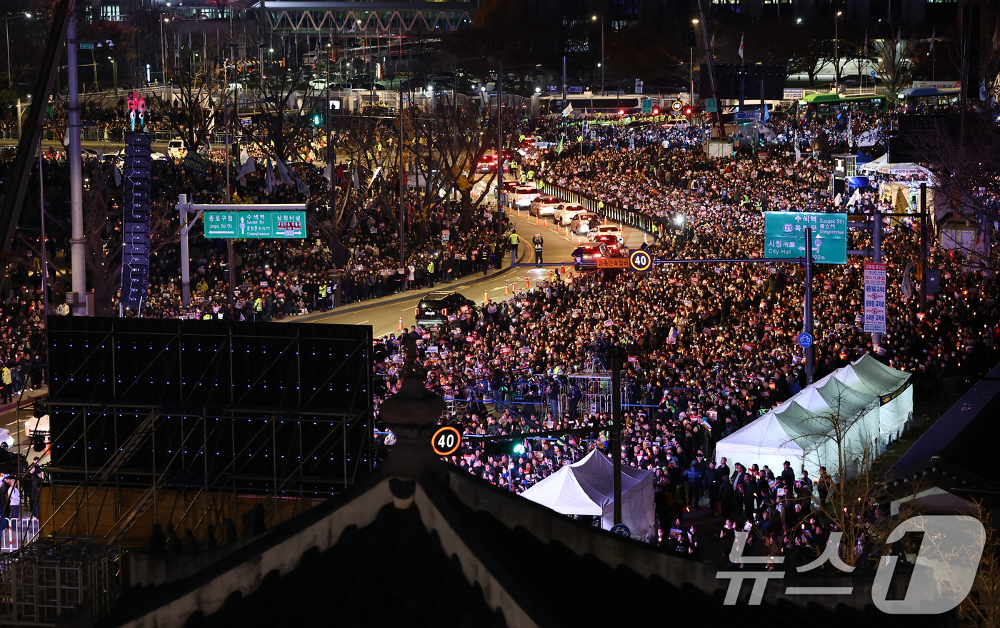 (서울=뉴스1) 김도우 기자 = 23일 서울 광화문광장 앞 도로에서 '김건희·윤석열 국정농단 규탄·특검 촉구 제4차 국민행동의 날'집회가 펼쳐지고 있다. 2024.11.23/뉴스1 …