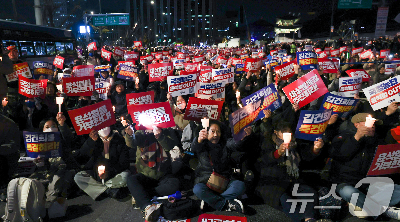 (서울=뉴스1) 김도우 기자 = 23일 서울 광화문광장 앞 도로에서 열린 '김건희·윤석열 국정농단 규탄·특검 촉구 제4차 국민행동의 날'집회에서 참석자들이 구호를 외치고 있다. 2 …