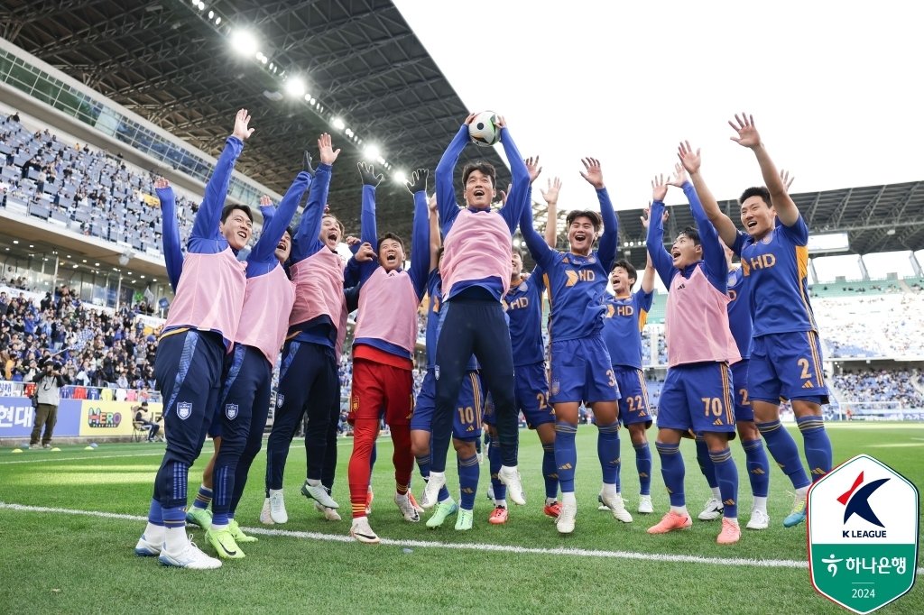 공으로 우승 세리머니를 하는 울산 선수들과 박주영&#40;한국프로축구연맹 제공&#41; 