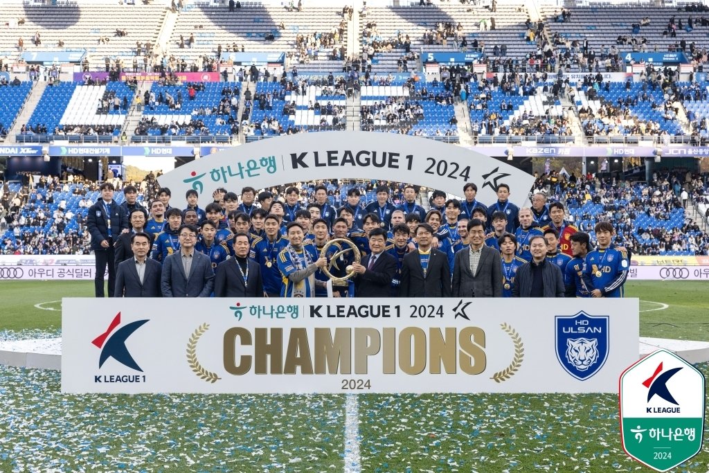 본문 이미지 -  우승 후 트로피를 들고 있는 울산 선수단(한국프로축구연맹 제공)