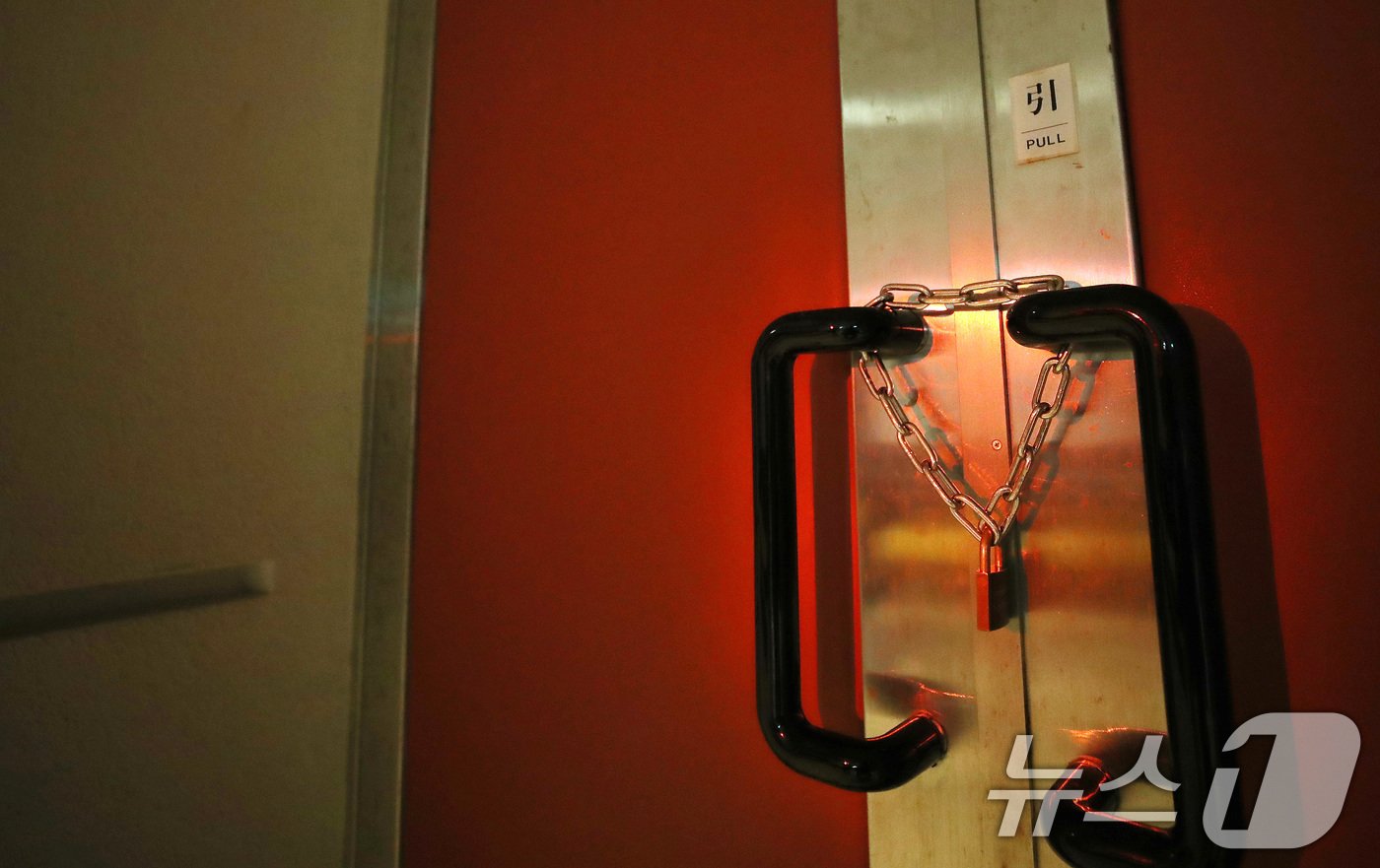 본문 이미지 -  '사도광산 추모식'이 열릴 예정인 아이카와 개발종합센터 내 강당 문이 잠겨 있는 모습. 2024.11.23/뉴스1 ⓒ News1 임세영 기자
