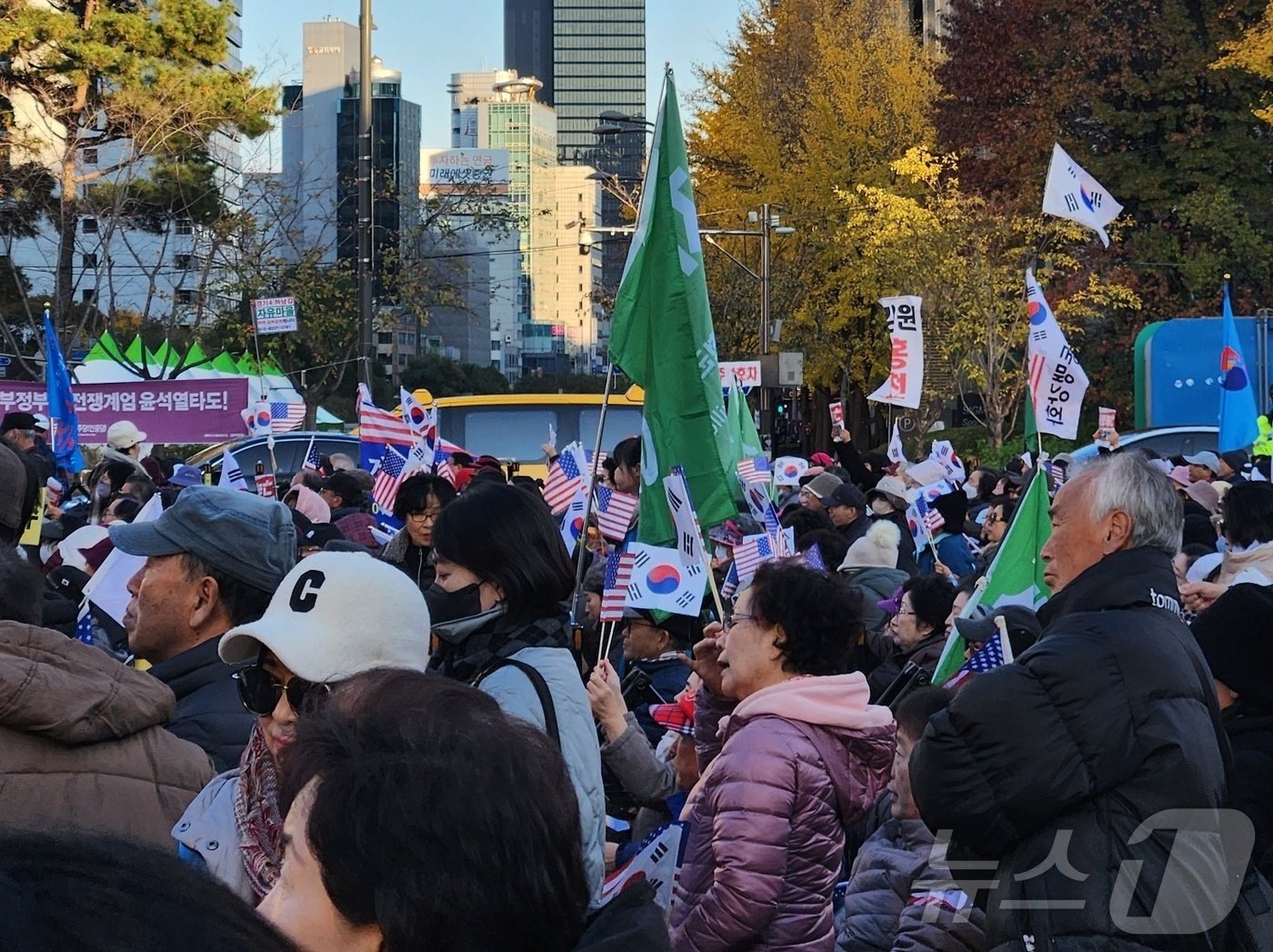 23일 오후 서울 종로구 동화면세점 인근에서 보수단체들의 맞불 집회가 열리고 있다. 2024.11.23 ⓒ 뉴스1 김예원 기자