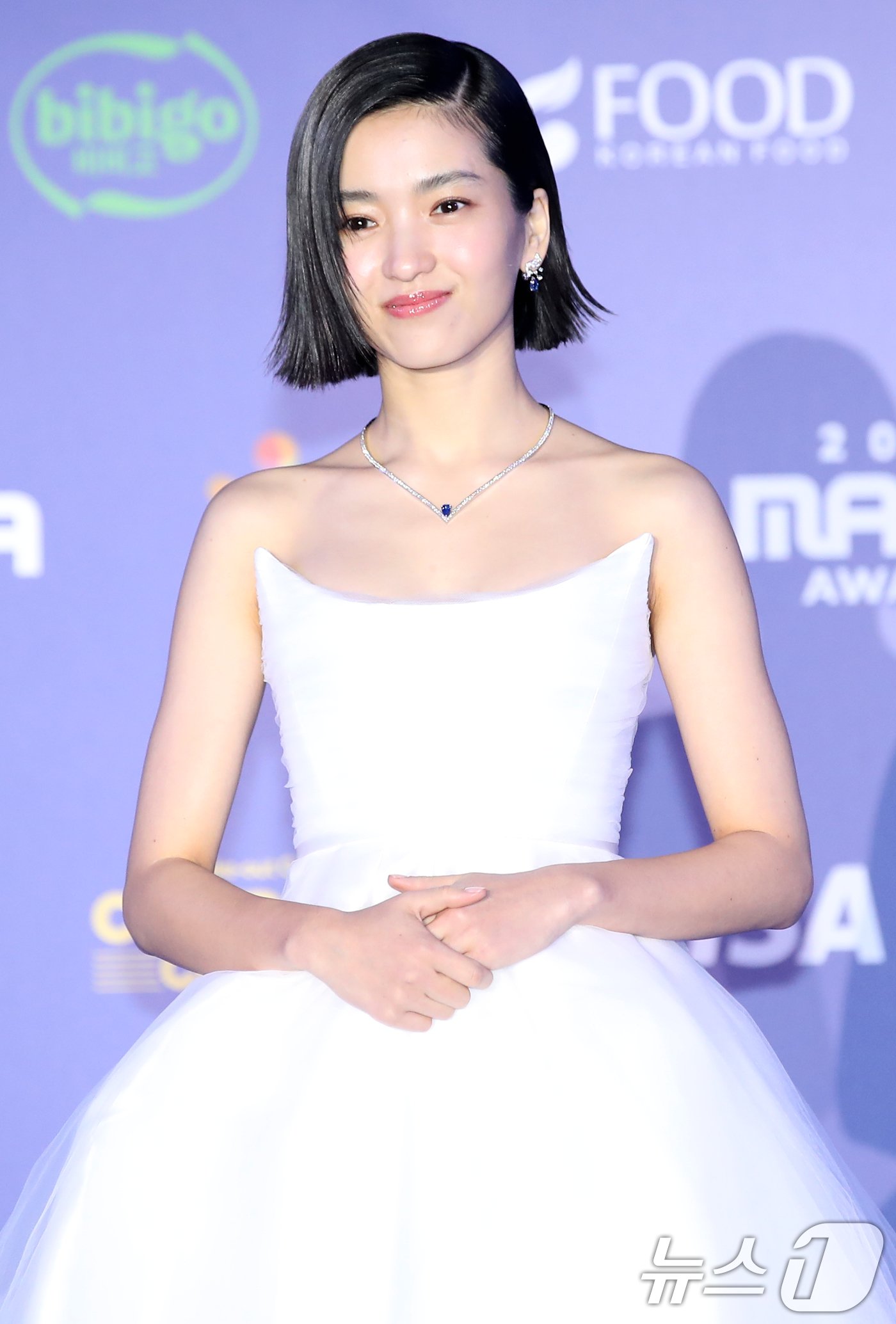 본문 이미지 - 배우 김태리가 23일 일본 오사카 쿄세라 돔에서 열린 '2024 마마 어워즈'(MAMA AWARDS) 레드카펫 행사에 참석해 순백의 아름다움을 뽐내고 있다. ⓒ News1 권현진 기자