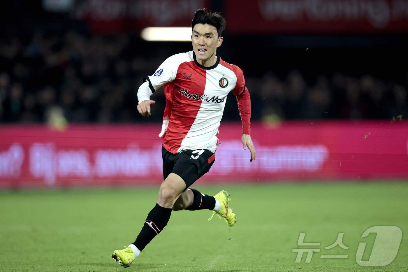 본문 이미지 - 페예노르트의 황인범. ⓒ AFP=뉴스1