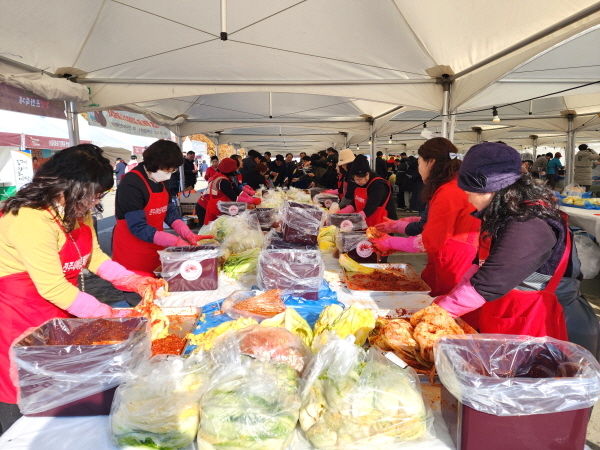 “맛과 멋을 버무린다” 전주김장문화축제 성황…618가족 참여