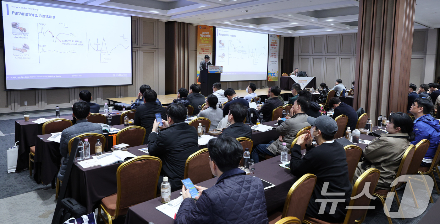 (서울=뉴스1) 장수영 기자 = 24일 오전 서울 강남구 코엑스에서 열린 2024 대한의원협회 메디컬 페스타에 참가한 의료계 관계자들이 개원 병원에 도움이 되는 강의를 듣고 있다. …