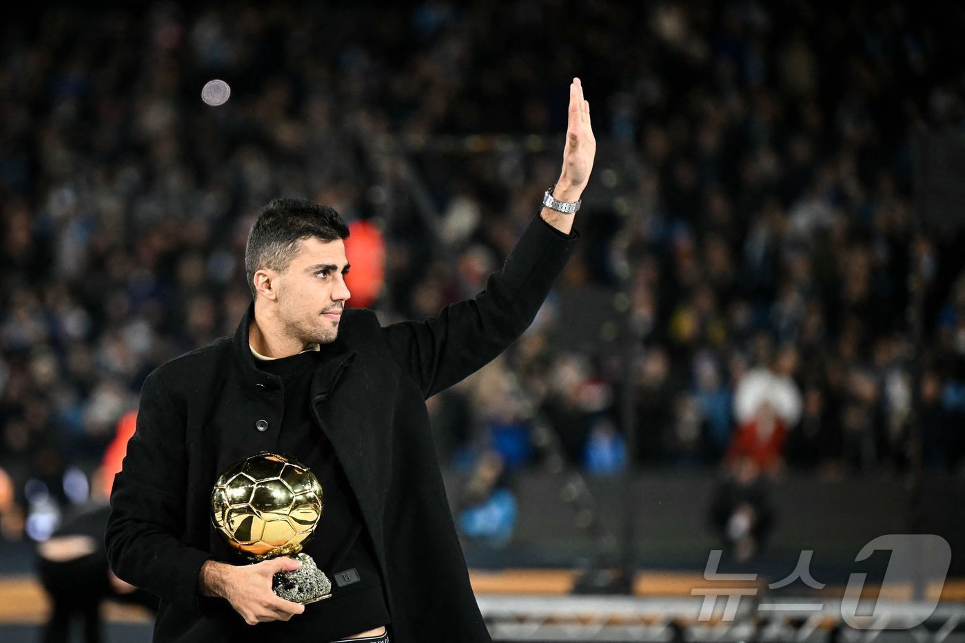 본문 이미지 - 올해 발롱도르를 수상한 로드리. ⓒ AFP=뉴스1