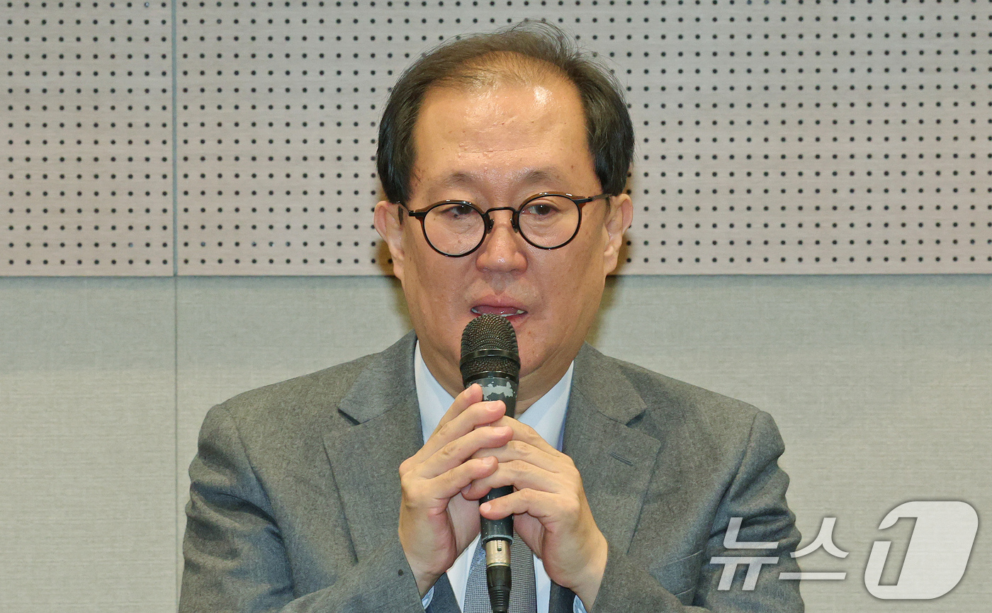 (서울=뉴스1) 장수영 기자 = 유인상 대한의원협회 회장이 24일 오전 서울 강남구 코엑스에서 열린 대한의원협회 기자간담회에서 현안을 설명하고 있다.협회는 이날 코엑스에서 진행된 …