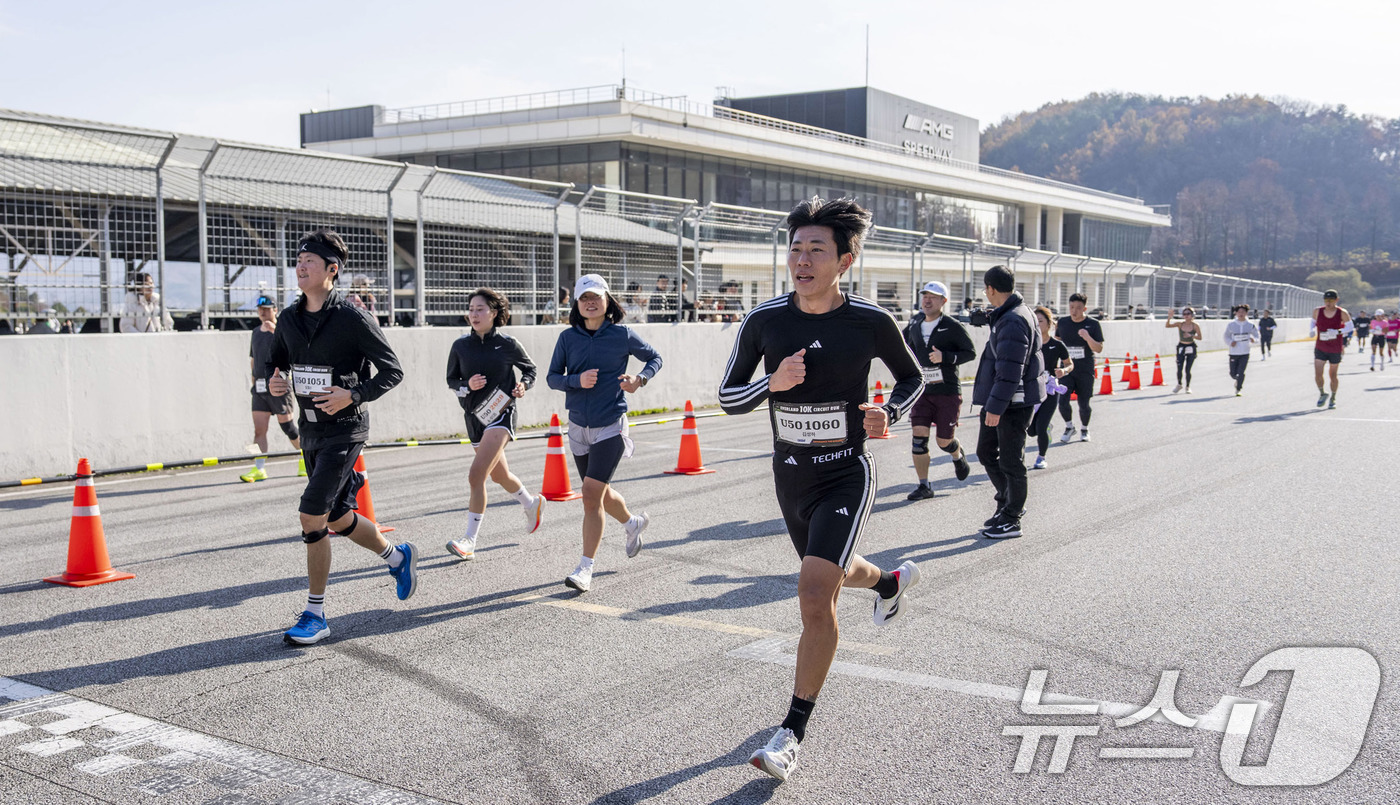 (서울=뉴스1) 박지혜 기자 = 지난 23일 경기 용인 에버랜드 스피드웨이에서 열린 이색 마라톤 대회 '에버랜드 10K 서킷런'에서 참가자들이 힘차게 달리고 있다.이번 대회는 국제 …