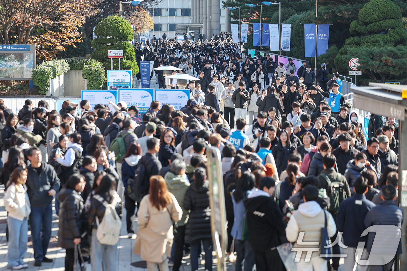 (서울=뉴스1) 민경석 기자 = 24일 오후 서울 동작구 중앙대학교에서 실시된 논술고사를 마친 수험생들이 고사장을 나서고 있다. 2024.11.24/뉴스1