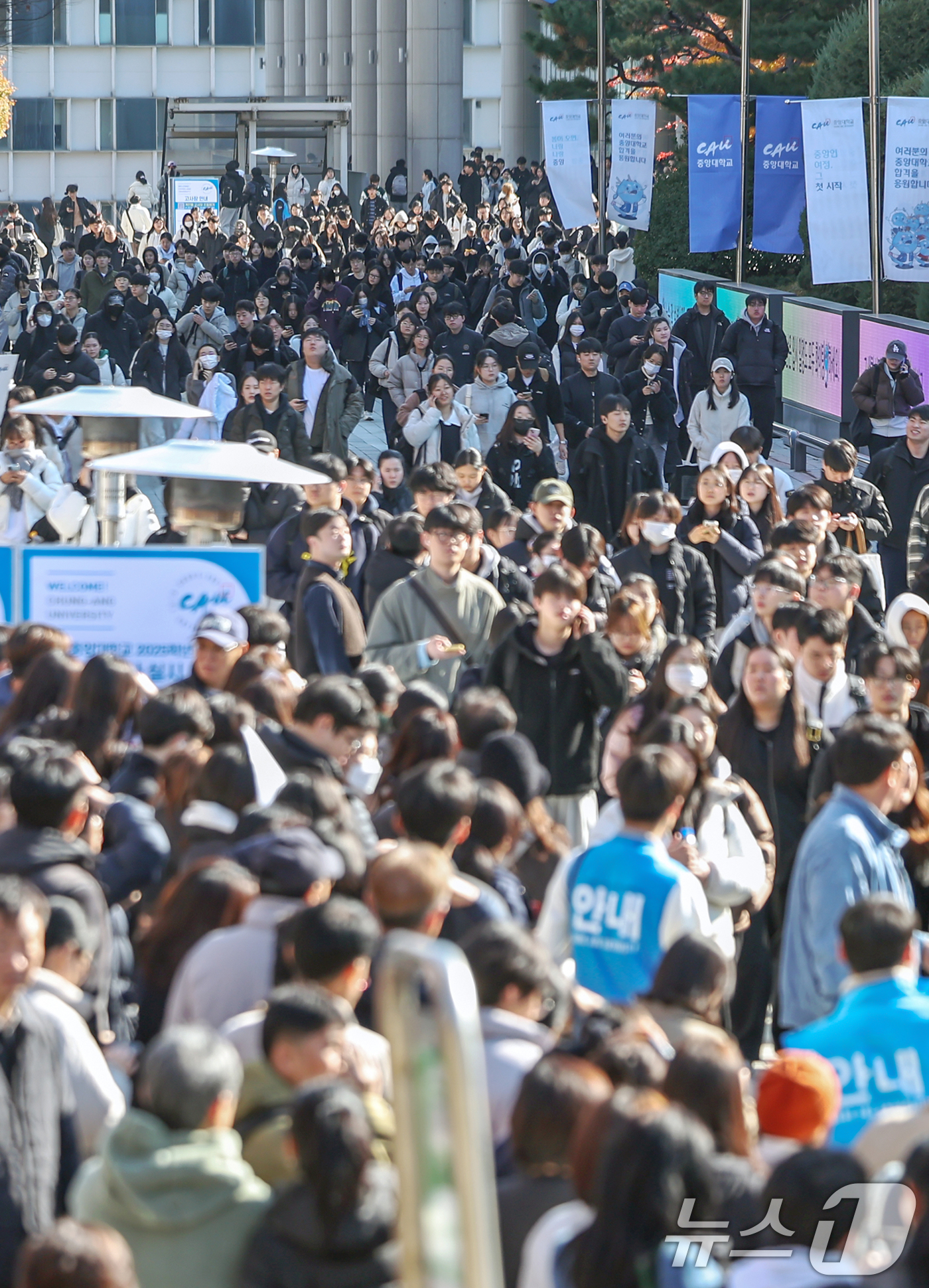 (서울=뉴스1) 민경석 기자 = 24일 오후 서울 동작구 중앙대학교에서 실시된 논술고사를 마친 수험생들이 고사장을 나서고 있다. 2024.11.24/뉴스1