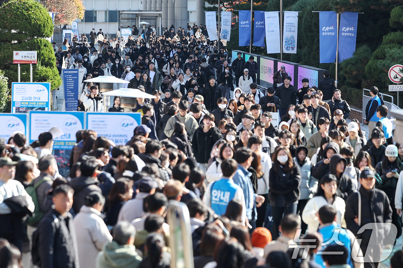 (서울=뉴스1) 민경석 기자 = 24일 오후 서울 동작구 중앙대학교에서 실시된 논술고사를 마친 수험생들이 고사장을 나서고 있다. 2024.11.24/뉴스1