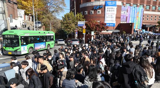 논술고사장 나서는 수험생들