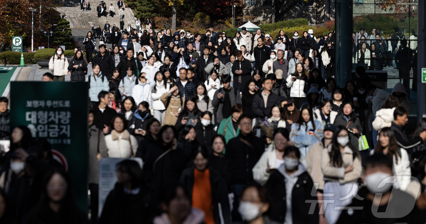 (서울=뉴스1) 이재명 기자 = 24일 오후 서울 서대문구 이화여자대학교에서 열린 2025학년도 수시모집 논술고사를 마친 수험생들이 고사장을 나서고 있다. 2024.11.24/뉴스 …