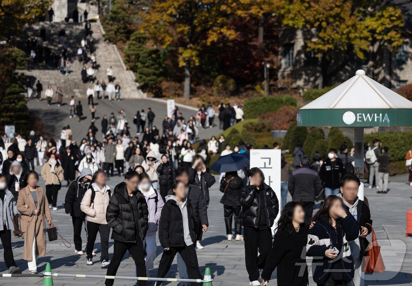 (서울=뉴스1) 이재명 기자 = 24일 오후 서울 서대문구 이화여자대학교에서 열린 2025학년도 수시모집 논술고사를 마친 수험생들이 고사장을 나서고 있다. 2024.11.24/뉴스 …