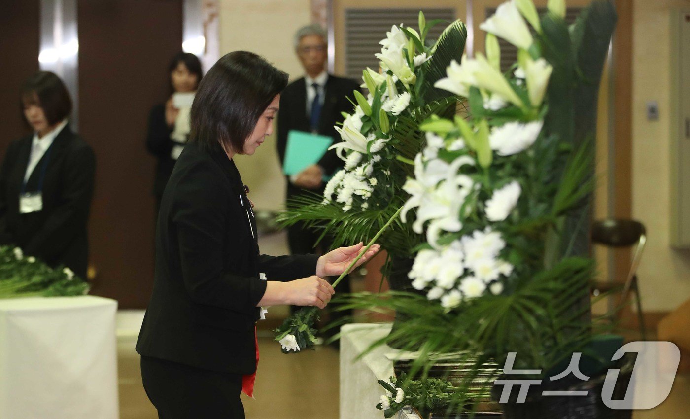 24일 일본 니가타현 사도시 아이카와 개발종합센터에서 열린 &#39;사도광산 추도식&#39;에서 이쿠이나 아키코 외무성 정무관&#40;차관급&#41;이 헌화를 하고 있다.  2024.11.24/뉴스1 ⓒ News1 임세영 기자