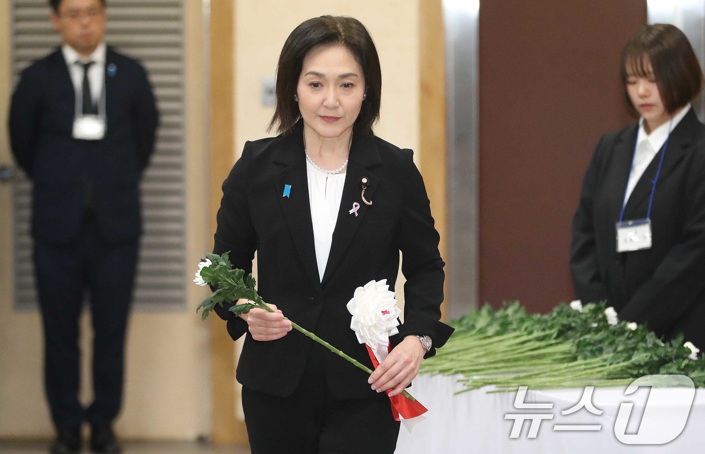 본문 이미지 - 24일 일본 니가타현 사도시 아이카와 개발종합센터에서 열린 &#39;사도광산 추도식&#39;에서 이쿠이나 아키코 외무성 정무관&#40;차관급&#41;이 헌화를 하고 있다. 한편 정부는 일본 주최 사도광산 추도식에 우리 정부가 불참하기로 결정했으며 사도광산 강제징용 피해자 유족들은 별도로 추모 행사를 실시할 예정이라고 밝혔다. 2024.11.24/뉴스1 ⓒ News1 임세영 기자