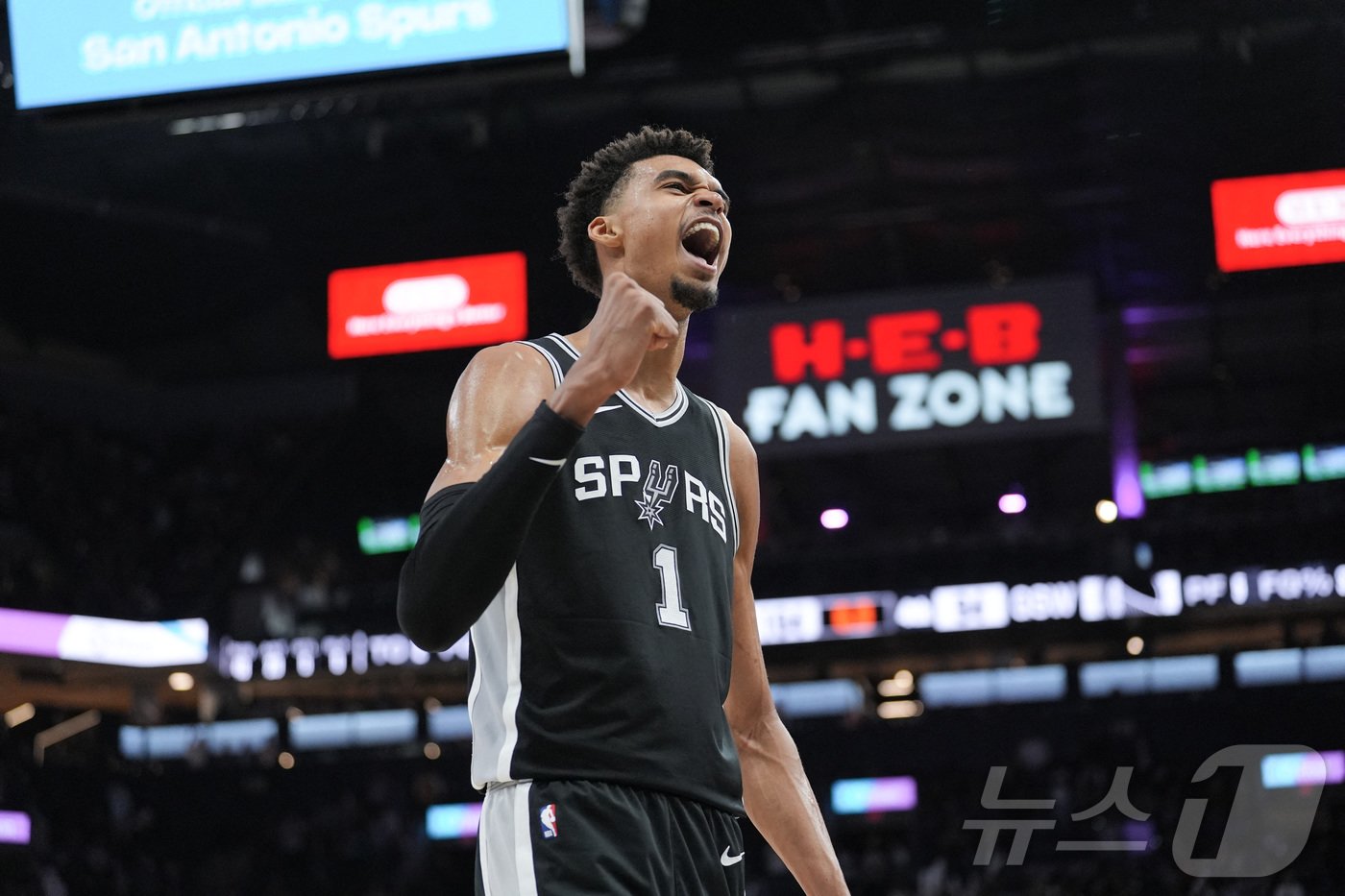 본문 이미지 - 빅토르 웸반야마가 4경기 만에 코트로 복귀했다. ⓒ 로이터=뉴스1