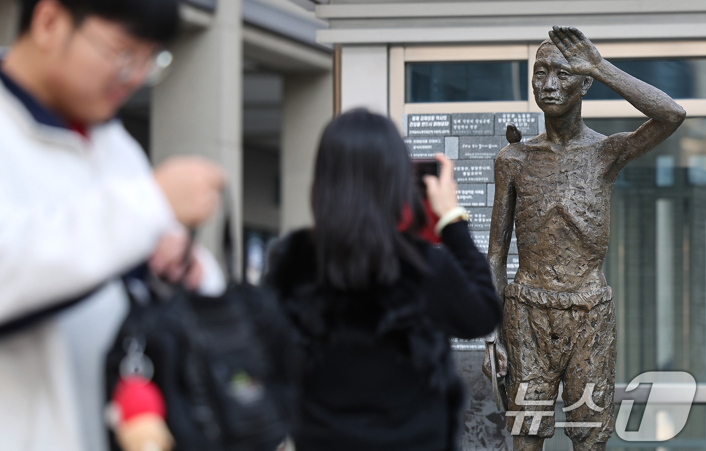 (서울=뉴스1) 장수영 기자 = 24일 오후 서울 용산역 광장을 찾은 시민이 강제징용노동자상을 촬영하고 있다.우리 정부는 사도광산 추도식에 대한 일본 정부의 진정성이 부족하다고 판 …