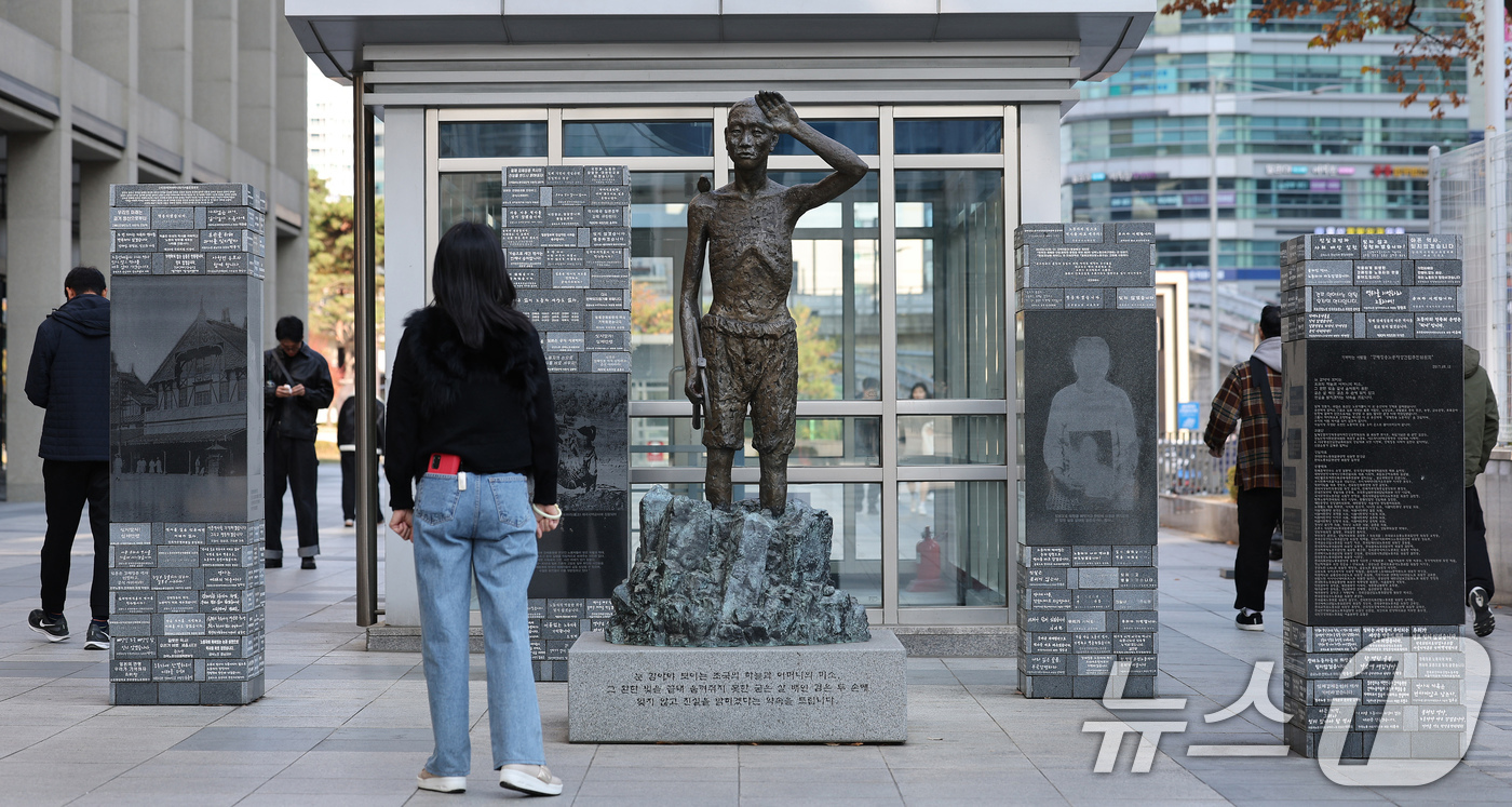 (서울=뉴스1) 장수영 기자 = 24일 오후 서울 용산역 광장을 찾은 시민이 강제징용노동자상을 바라보고 있다.우리 정부는 사도광산 추도식에 대한 일본 정부의 진정성이 부족하다고 판 …