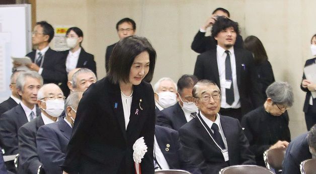 한국 측 빈자리 지나가는 이쿠이나 日 정무관