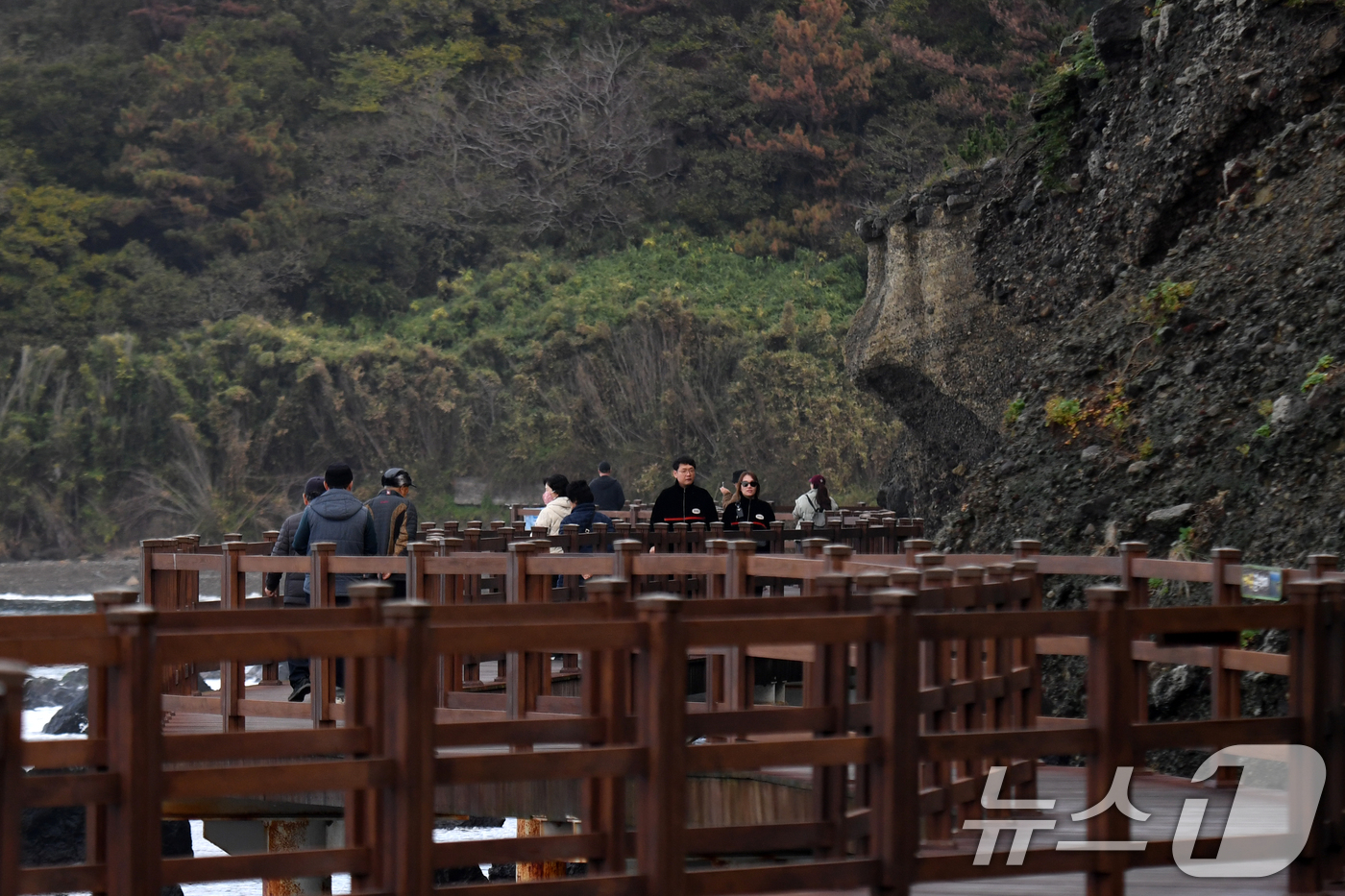 (포항=뉴스1) 최창호 기자 = 24일 경북 포항시 남구 호미반도 둘레길에서 관광객들이 해안데크를 따라 걸어가고 있다. 2024.11.24/뉴스1