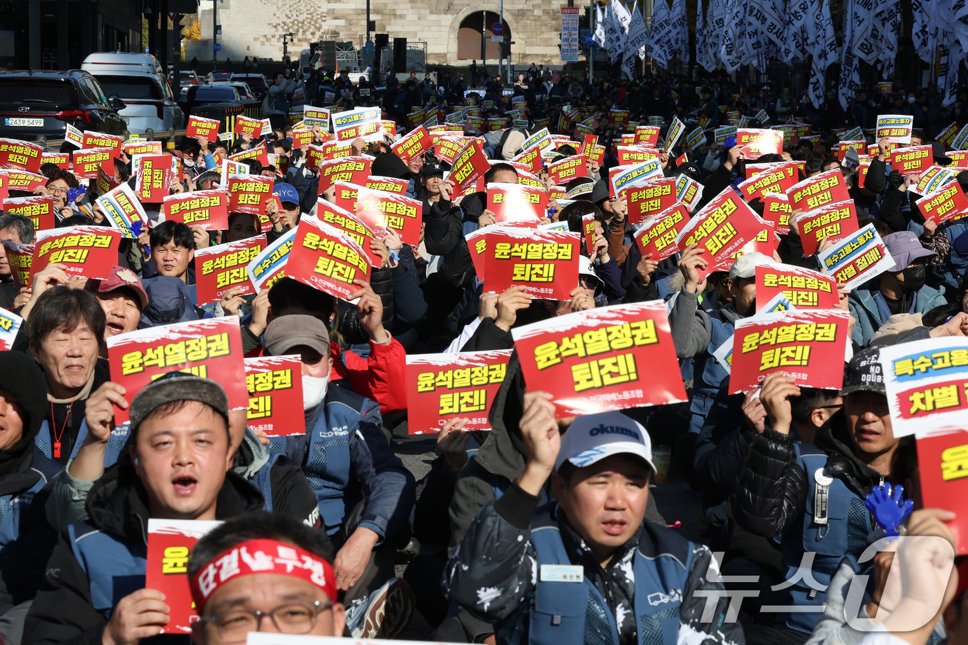 (서울=뉴스1) 이동해 기자 = 전국택배노동조합 조합원들이 24일 오후 서울 중구 서울역 인근에서 노동자대회를 열고 특수고용노동자 차별 철폐 및 처우 개선 등을 촉구하고 있다. 2 …