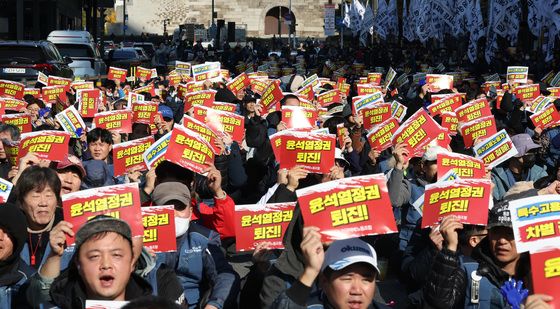 尹정권 퇴진 촉구하는 전국택배노동조합 조합원들