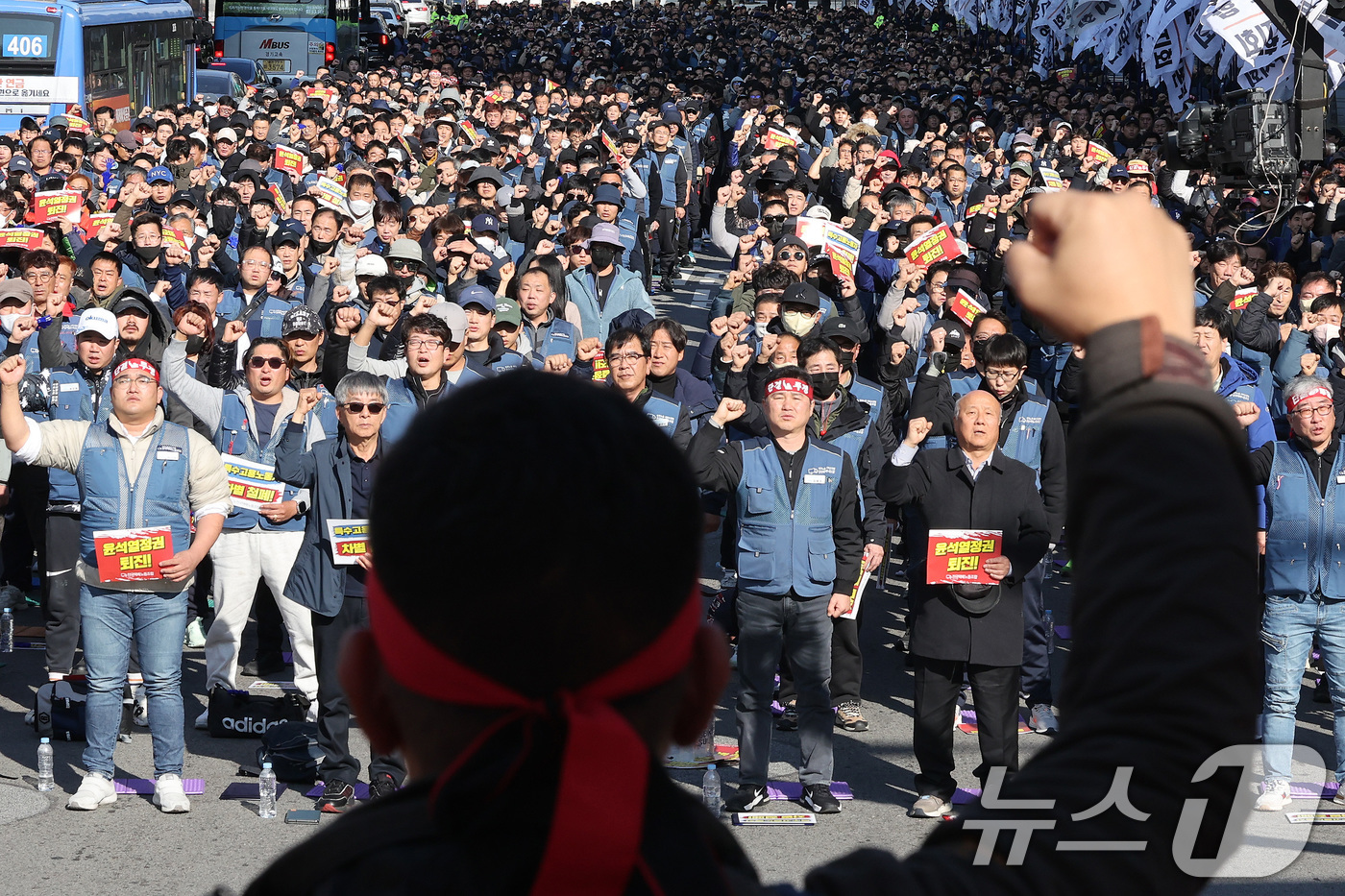 (서울=뉴스1) 이동해 기자 = 전국택배노동조합 조합원들이 24일 오후 서울 중구 서울역 인근에서 노동자대회를 열고 특수고용노동자 차별 철폐 및 처우 개선 등을 촉구하고 있다. 2 …