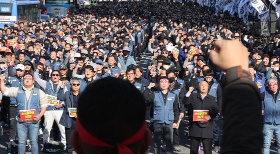 구호 외치는 전국택배노동조합원들