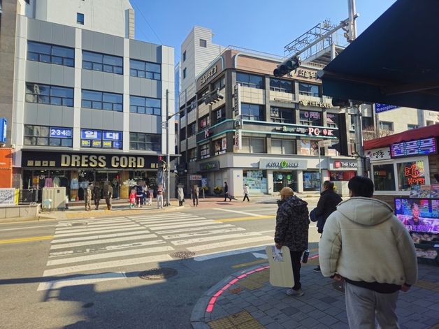 쌀쌀한 날씨 속 강원 나들이객들 '막바지 단풍 구경' 이어져