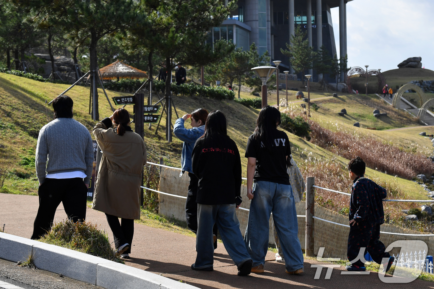 (포항=뉴스1) 최창호 기자 = 24일 경북 포항시 남구 연오랑세오녀테마공원에서 관광객들이 가벼운 옷차림으로 걸어가고 있다. 2024.11.24/뉴스1