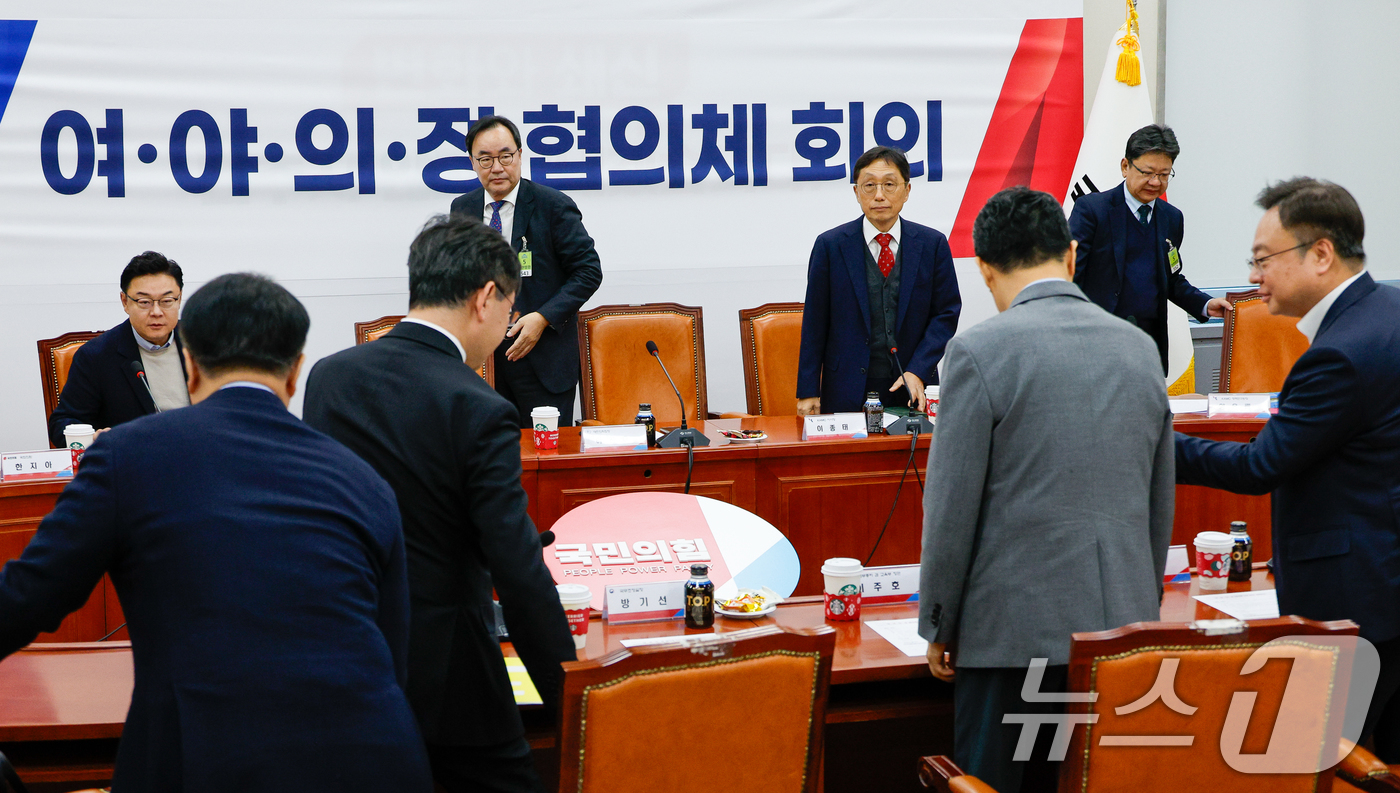 (서울=뉴스1) 안은나 기자 = 김성원 국민의힘 의원(두번째줄 왼쪽부터 시계방향), 이진우 대한의학회장, 이종태 한국의과대학·의학전문대학원협회(KAMC) 이사장, 양은배 KAMC …