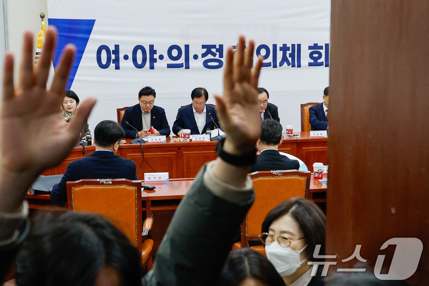 본문 이미지 - 24일 서울 여의도 국회에서 여·야·의·정 협의체 회의가 비공개로 열리고 있다. 왼쪽부터 한지아 국민의힘 수석대변인, 김성원, 이만희 의원, 이진우 대한의학회장. 2024.11.24/뉴스1 ⓒ News1 안은나 기자