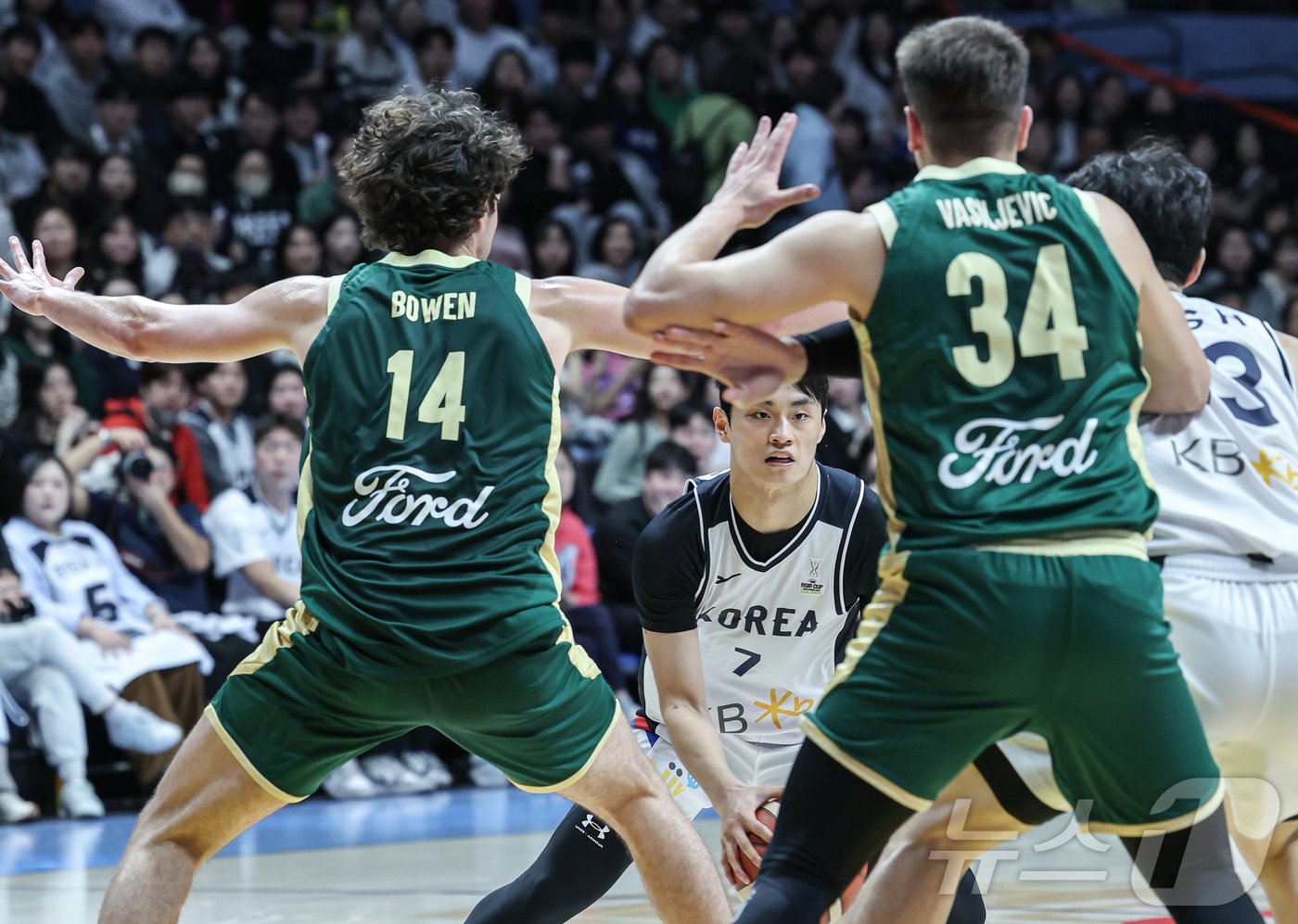 24일 오후 경기도 고양시 일산서구 고양소노아레나에서 열린  2025 국제농구연맹&#40;FIBA&#41; 아시아컵 예선 4차전 대한민국과 호주의 경기에서 유기상이 빈틈을 찾고 있다. 2024.11.24/뉴스1 ⓒ News1 이재명 기자