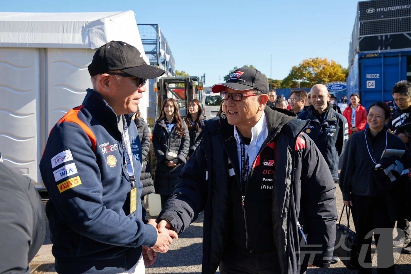 본문 이미지 - 정의선 현대차그룹 회장이 24일 WRC 일본 랠리가 진행 중인 나고야 도요타 스타디움의 도요타 가주레이싱팀 서비스 파크에서 도요다 아키오 도요타그룹 회장과 만나 악수를 나누는 모습(현대차 제공) 2024.11.24/뉴스1 ⓒ