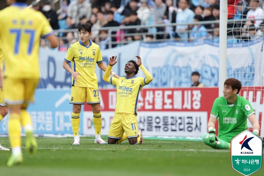 본문 이미지 - 대구FC는 24일 열린 하나은행 K리그1 2024 38라운드 인천 유나이티드와 홈 경기에서 패하며 11위가 확정됐다. (한국프로축구연맹 제공)
