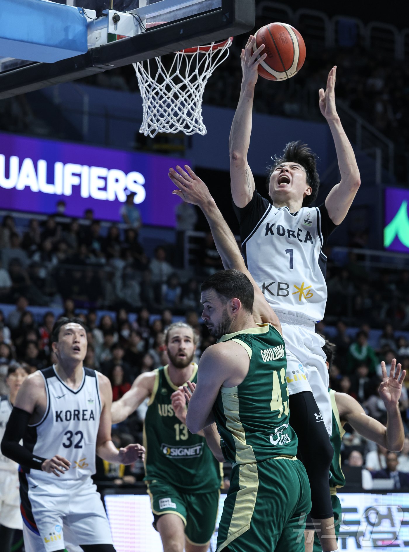 24일 오후 경기도 고양시 일산서구 고양소노아레나에서 열린  2025 국제농구연맹&#40;FIBA&#41; 아시아컵 예선 4차전 대한민국과 호주의 경기에서 이현중이 골밑슛을 시도하고 있다. 2024.11.24/뉴스1 ⓒ News1 이재명 기자