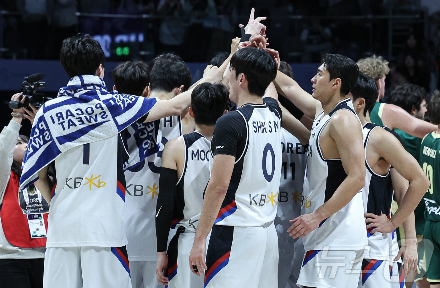 본문 이미지 - 24일 오후 경기도 고양시 일산서구 고양소노아레나에서 열린  2025 국제농구연맹(FIBA) 아시아컵 예선 4차전 대한민국과 호주의 경기를 75대 98으로 패배한 대한민국 선수들이 서로 격려하고 있다. 2024.11.24/뉴스1 ⓒ News1 이재명 기자