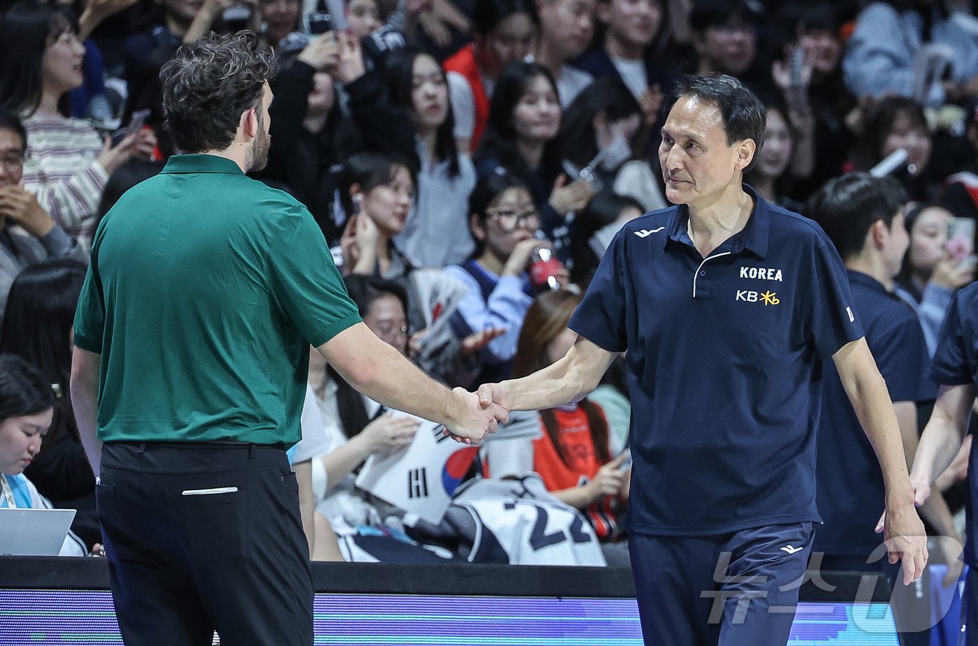 24일 오후 경기도 고양시 일산서구 고양소노아레나에서 열린  2025 국제농구연맹&#40;FIBA&#41; 아시아컵 예선 4차전 대한민국과 호주의 경기를 75대 98으로 패배한 안준호 대한민국 감독&#40;오른쪽&#41;이 제이콥 챈스 호주 감독과 인사하고 있다. 2024.11.24/뉴스1 ⓒ News1 이재명 기자