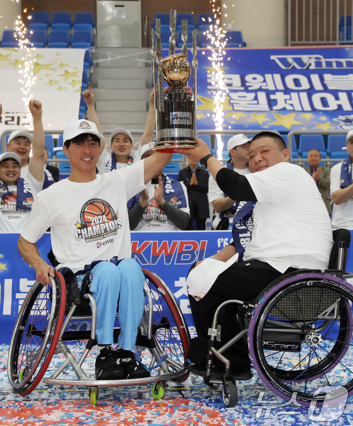 (서울=뉴스1) = 24일 오후 경기 광주시민체육관에서 열린 '2024 KWBL 휠체어농구리그' 챔피언결정전 3차전 제주삼다수와 코웨이블루휠스 경기에서 우승한 코웨이 곽준성(왼쪽) …