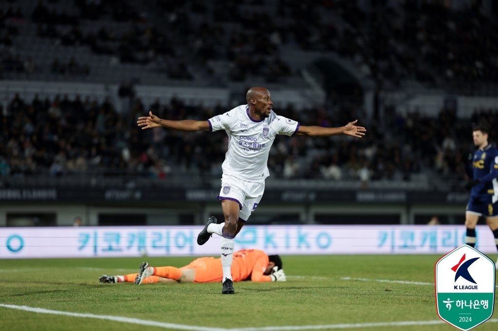 본문 이미지 - 전남 드래곤즈 외국인 공격수 플라카가 24일 서울 목동종합운동장에서 열린 K리그2 플레이오프 서울 이랜드전에서 후반 3분 선제골을 터뜨린 후 기뻐하고 있다. (한국프로축구연맹 제공)