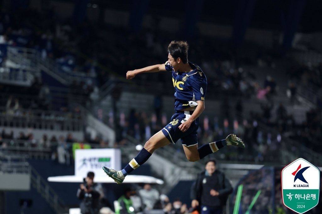 본문 이미지 - 서울 이랜드의 백지웅이 24일 서울 목동종합운동장에서 열린 K리그2 플레이오프 전남 드래곤즈전에서 후반 35분 동점 골을 터뜨린 후 기뻐하고 있다. (한국프로축구연맹 제공)