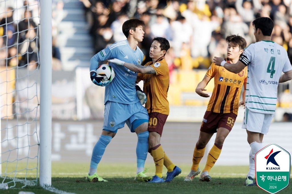 본문 이미지 - 전북 현대는 24일 열린 하나은행 K리그1 2024 38라운드 광주FC와 원정 경기에서 1-1로 비기며 10위를 차지했다. (한국프로축구연맹 제공)