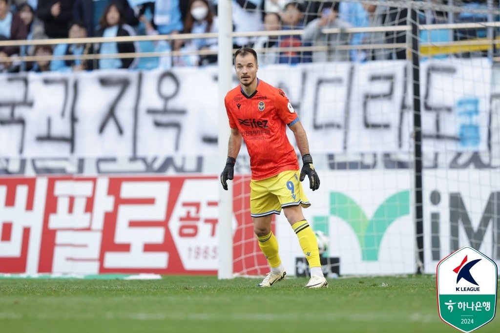 골키퍼로 변신한 무고사. &#40;한국프로축구연맹 제공&#41;