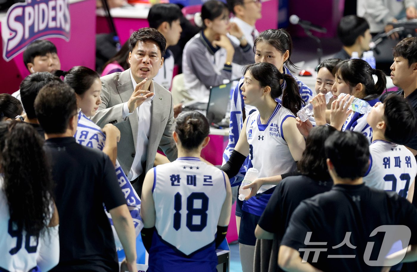 본문 이미지 - 24일 인천삼선월드체육관에서 열린 2024-25 프로배구 도드람 V리그 현대건설과 흥국생명의 경기에서 현대건설 강성형 감독이 작전 지시를 하고 있다. &#40;현대건설 배구단 제공&#41; 2024.11.24/뉴스1
