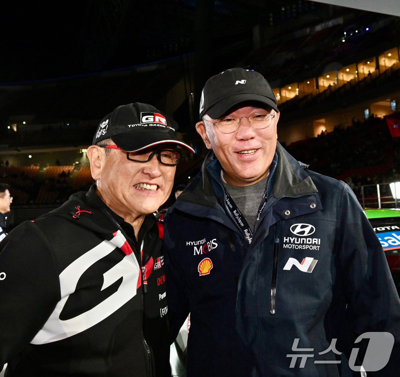 현대자동차가 2024시즌 WRC에서 팀 역사를 새로 쓰는 기록을 작성하며 명실상부 모터스포츠 강자로 등극했다. 현대자동차는 일본 아이치현과 기후현에서 열린 2024 WRC(World Rally Championship) 마지막 라운드를 끝으로 2024 WRC 시즌 드라이버·코드라이버 부문 우승을 달성했다고 24일 밝혔다. 사진은 정의선 현대차그룹 회장과 도요다 아키오 도요타그룹 회장이 24일 WRC 일본 랠리 후 기념촬영을 하는 모습. (현대차그룹 제공) 2024.11.24/뉴스1